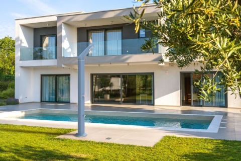 Prysznic ogrodowy solarny Gaverne 35 L aluminum srebrny Astralpool