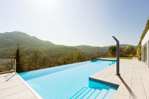 Prysznic ogrodowy solarny Gaverne 35 L aluminum srebrny Astralpool
