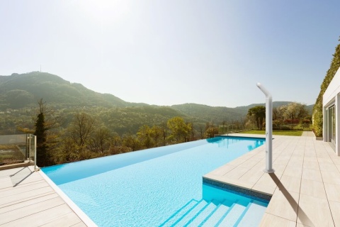 Prysznic ogrodowy solarny Gaverne 35 L aluminum srebrny Astralpool