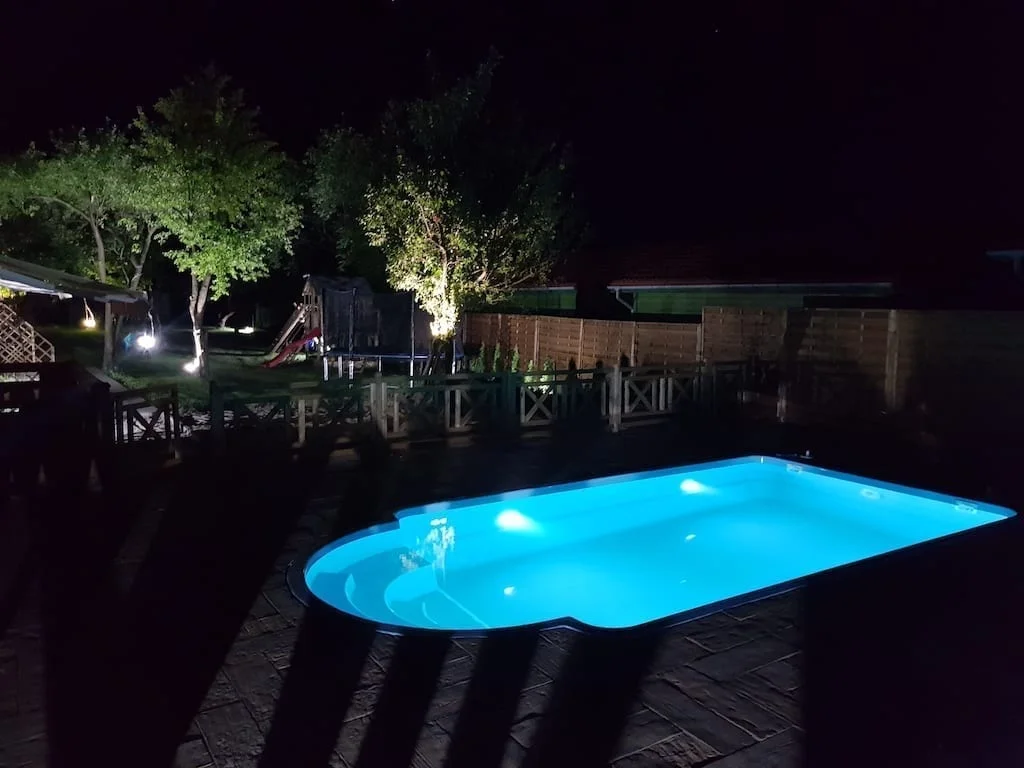 Czy należy przykryć basen na noc?